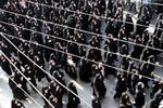 Iranske kvinder på vej til en af de seks begravelser for ofre fra en bombe lørdag. Iranerne beskylder Storbritannien for at være medskyldig i bombningen. - Foto: AP 