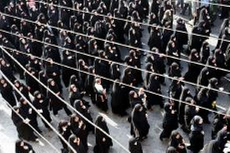 Iranske kvinder på vej til en af de seks begravelser for ofre fra en bombe lørdag. Iranerne beskylder Storbritannien for at være medskyldig i bombningen. - Foto: AP 