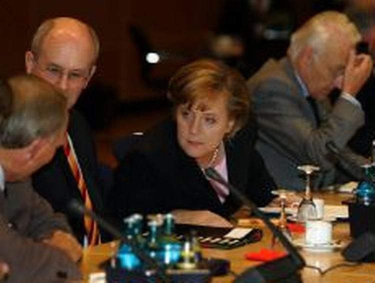 Tysklands nye kansler Angela Merkel indledte mandag forhandlingerne i den nye tyske regering om et grundlag at regere på. Ministerlisten står nu klar. - Foto: AP 
