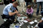 Broren til den mand, der i sommer blev dræbt under et opgør foran Cafe Rust på Nørrebro i København er fundet i Jordan. Politiet undersøger her effekter efterladt på gaden. - Arkivfoto: Martin Lehmann 