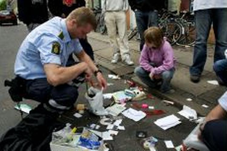 Broren til den mand, der i sommer blev dræbt under et opgør foran Cafe Rust på Nørrebro i København er fundet i Jordan. Politiet undersøger her effekter efterladt på gaden. - Arkivfoto: Martin Lehmann 