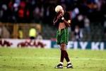 Middlesbroughs portugisiske spiller Abel Xavier er blevet testet positiv for doping. Her vandrer han ud efter sin udvisning i semifinalen mod Frankrig i 2000. - Arkivfoto: AP 