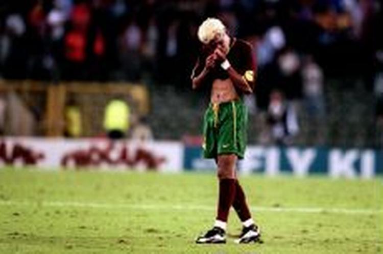 Middlesbroughs portugisiske spiller Abel Xavier er blevet testet positiv for doping. Her vandrer han ud efter sin udvisning i semifinalen mod Frankrig i 2000. - Arkivfoto: AP 