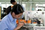 Nye medarbejdere på Eccos fabrik i Xiamen gennemgår et seksugers træningsforløb, inden de sluses ind i produktionen. Et bonussystem betyder, at der kan tjenes 20 procent oven i lønnen, men så skal der også arbejdes hurtigt.   Foto: Bjørn Lambek 