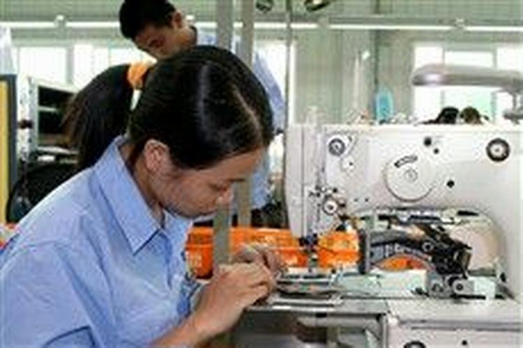 Nye medarbejdere på Eccos fabrik i Xiamen gennemgår et seksugers træningsforløb, inden de sluses ind i produktionen. Et bonussystem betyder, at der kan tjenes 20 procent oven i lønnen, men så skal der også arbejdes hurtigt.   Foto: Bjørn Lambek 