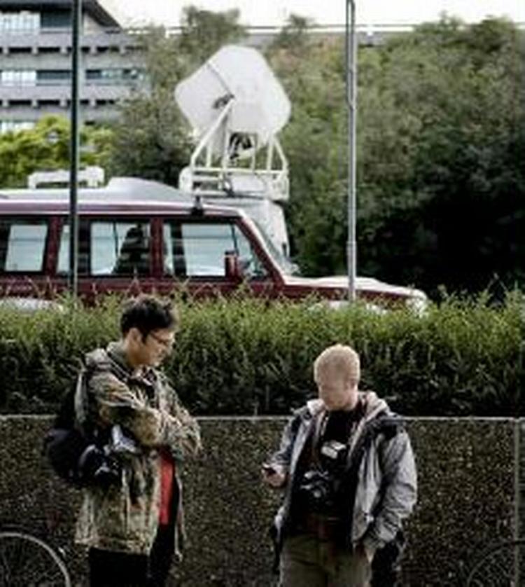 Pressen venter udenfor Rigshospitalet. - Foto: Thomas Borberg 