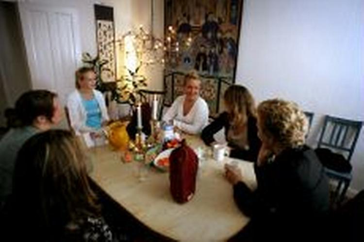 Kvindenetværket 'Hembra' mødes jævnligt for at tale om job, økonomi og karriere. Ny opgørelse viser, at der er stor forskel på den fryns, kvinder og mænd får som ansatte. - Arkivfoto: Jens Dresling 