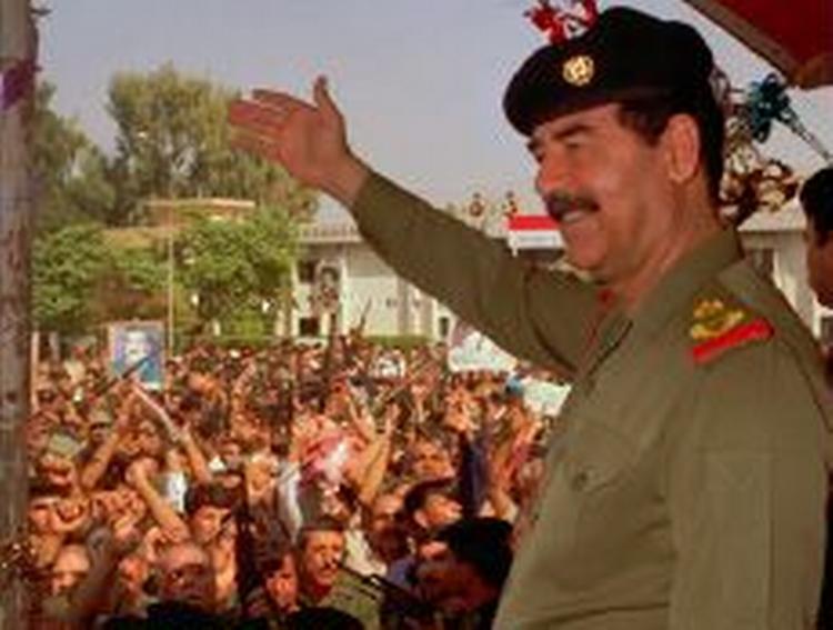 Iraks tidligere enerådige hersker Saddam Hussein skal onsdag placere sig på anklagebænken tiltalt for drabet på adskillige af sine landsmænd. - Arkivfoto: AP 