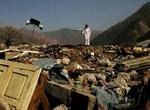 En mand betragter ødelæggelserne i byen Balakot i Pakistan. - Foto: AP 