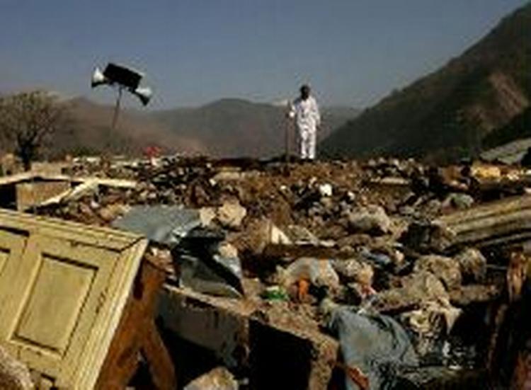 En mand betragter ødelæggelserne i byen Balakot i Pakistan. - Foto: AP 
