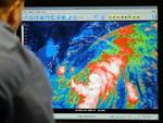 Meteorologen Daniel Brown studerer et infrarødt billede af Wilma. - Foto: AP 