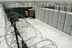 Gården, hvor irakiske fanger opholdt sig, før afhøringer i den danske lejr i Camp Eden i Irak. - Arkivfoto: Thomas Borberg 