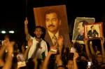 Irakere forsvarer Saddam Hussein ved en demonstration i hans hjemby Tikrit i går aftes. - Foto: AP 