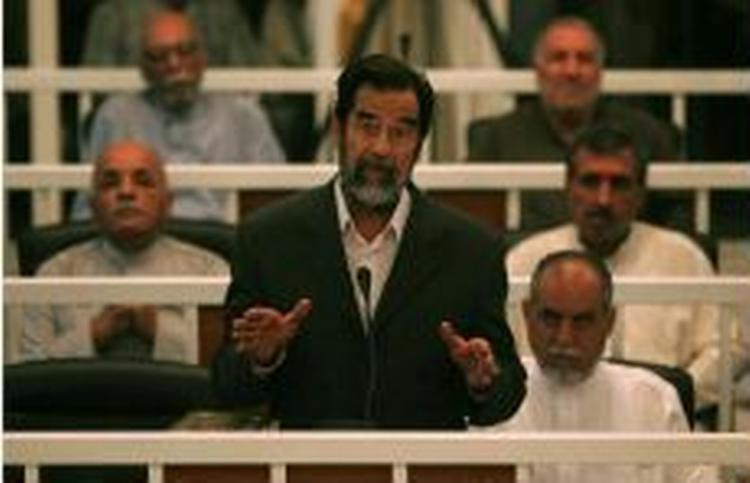 Saddam Hussein kalder retssagen mod ham for »uretfærdig«. - Foto: AP 