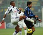 Kompany (t.v.) i kamp med Inters Zanetti i sidste sæsons Champions League. - Arkivfoto: AP. 