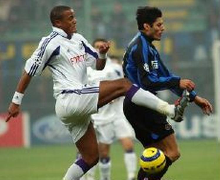 Kompany (t.v.) i kamp med Inters Zanetti i sidste sæsons Champions League. - Arkivfoto: AP. 