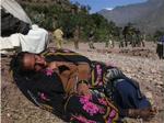 En overlevende efter katastrofen venter på lægehjælp i landsbyen Butnar i Kashmir. - Foto: AP 