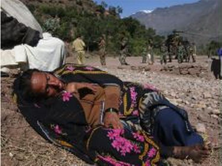 En overlevende efter katastrofen venter på lægehjælp i landsbyen Butnar i Kashmir. - Foto: AP 