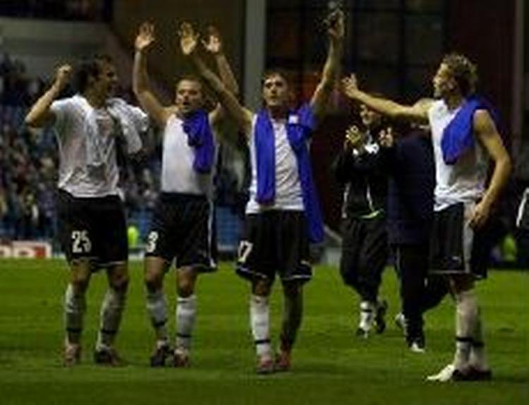 Artmedia-spillerne fejrede det ene point på Ibrox. - Foto: AP. 