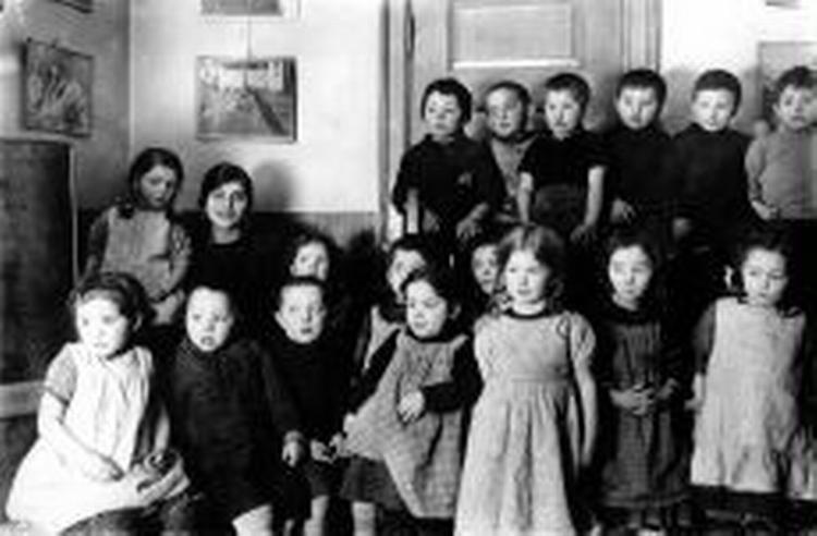 LØBENÆSER. Omkring Første Verdenskrig blev København en af det jødiske Europas hovedstæder. Børnene her gik i den børnehave for russiske immigranter, som åbnede i 1908 i St. Regnegade.   Omslagsfoto: Det jødiske museum 