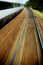 DSB oplever en kraftig stigning i unge, der udfordrer hinanden i, hvem der tør ligge længst på togskinner. Indtil videre er én blevet dræbt ved den farlige leg - Foto: Mads Nissen 