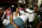 Folk indlogeres i nødhaller i byen Cancun, Mexico. - Foto: AP 