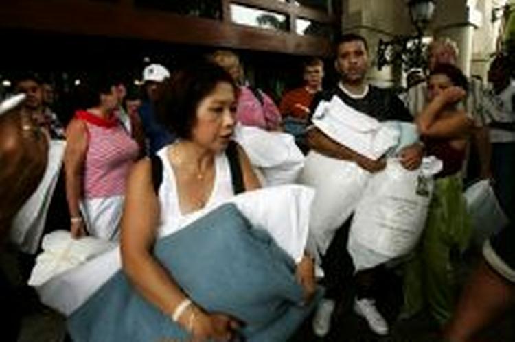 Folk indlogeres i nødhaller i byen Cancun, Mexico. - Foto: AP 