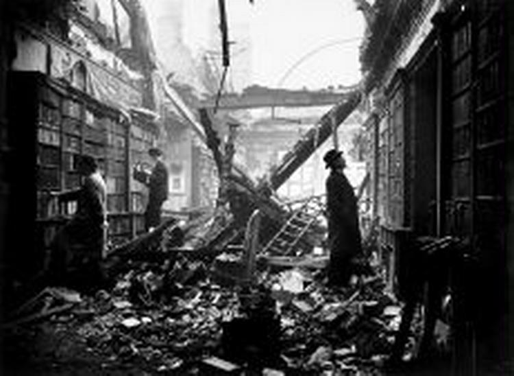 BOGRUIN. Dette billede blev taget i dag for 65 år siden i London. Siden er mange andre biblioteker blevet ødelagt af krig rundt omkring i verden.   Foto: Central Press 