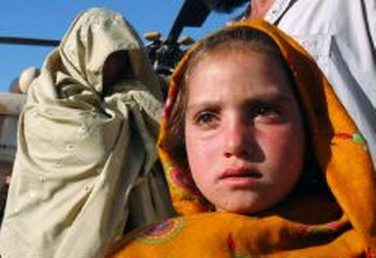 Overlevende venter på nødhjælp i en landsby i Kaghan-dalen i Pakistan. - Foto: AP 