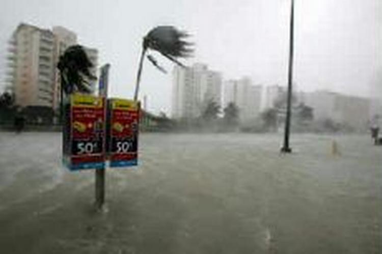 Den amerikanske regering vil ikke risikere at være så dårligt forberedt som under Katrina. Overlevelsesudstyr er sendt til Florida - Foto: AP 