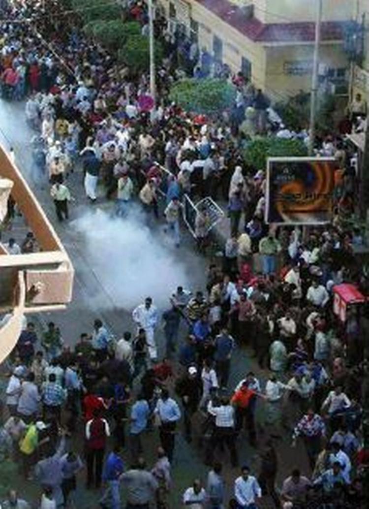 Politi affyrer tåregas mod omkring 2.000 muslimske demonstranter, der protesterer mod en kristen video foran en koptisk kirke i Alexandria, Egypten. - Foto: AP 