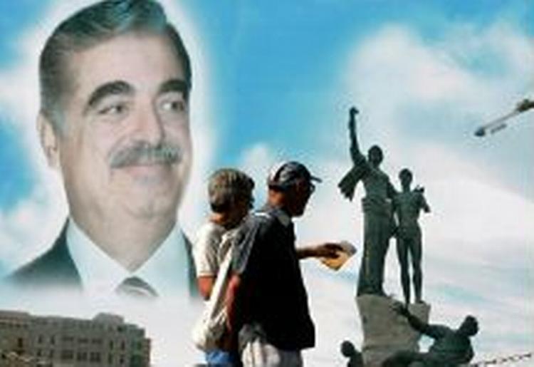 To turister passerer en kæmpe-plakat af den dræbte libanesiske premiermister Rafik Hariri i Beirut. Hariris søn bifalder nu en FN-rapport, der beskylder Syrien for medskyld i drabet. - Foto: AP 