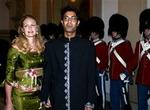 Denne flotte pakistanske festdragt båret af Kamal Qureshi til hofbal i 2004 er nu til salg på auktion til fordel for jordskælvsramte i Pakistan. - Arkivfoto: Jesper Stormly Hansen 