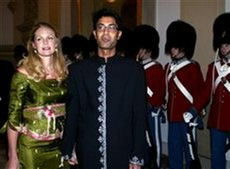 Denne flotte pakistanske festdragt båret af Kamal Qureshi til hofbal i 2004 er nu til salg på auktion til fordel for jordskælvsramte i Pakistan. - Arkivfoto: Jesper Stormly Hansen 