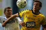 Horsens' Rasmus Marvits erobrer bolden foran FCK's Marcus Albäck. Men trods en god Horsens-indsats, snød favoritterne fra FCK oprykkerne med en sejr i sidste minut. - Foto: Jens Dresling 