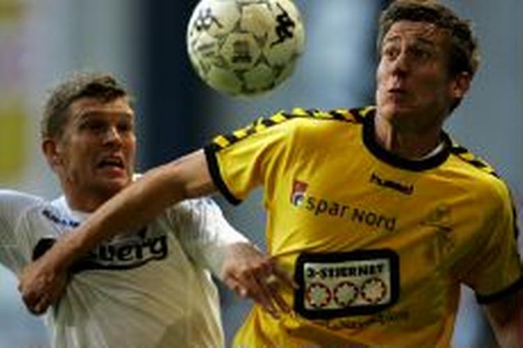 Horsens' Rasmus Marvits erobrer bolden foran FCK's Marcus Albäck. Men trods en god Horsens-indsats, snød favoritterne fra FCK oprykkerne med en sejr i sidste minut. - Foto: Jens Dresling 