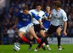 Brian Priske (i blåt) fra Portsmouth vinder bolden, men det var Charlton, der vandt kampen på et mål af Priskes danske landsholdskollega, Dennis Rommedahl. - Foto: AP 