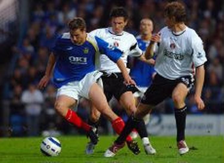 Brian Priske (i blåt) fra Portsmouth vinder bolden, men det var Charlton, der vandt kampen på et mål af Priskes danske landsholdskollega, Dennis Rommedahl. - Foto: AP 