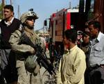 En amerikansk marinesoldat på patrulje i byen Fallujah. - Arkivfoto: AP 