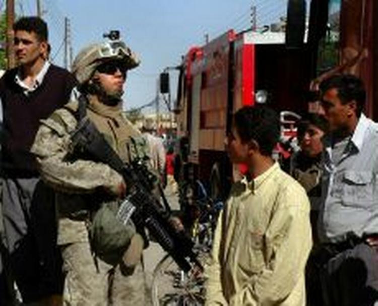 En amerikansk marinesoldat på patrulje i byen Fallujah. - Arkivfoto: AP 