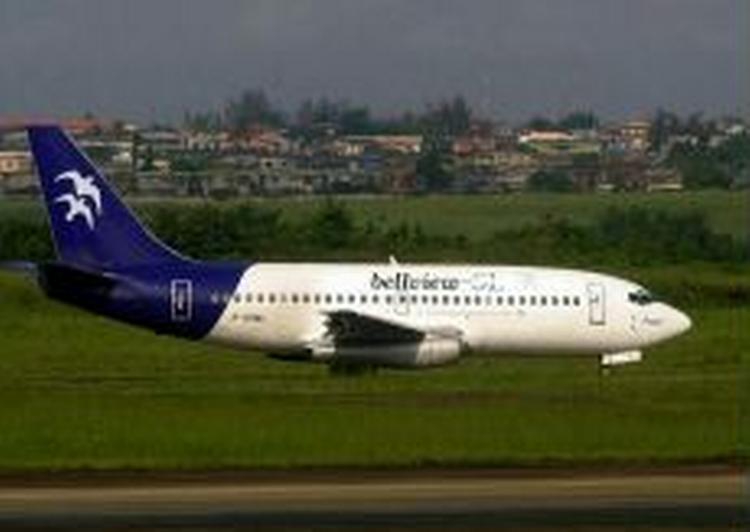 Et Bellview Airlines-fly af samme type som det, der styrtede, lander i lufthavnen i Lagos. - Foto: AP 