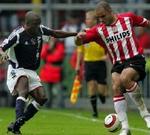 PSV's Alex i gang med at afdrible Ajax' Hatem Trabelsi. - Foto: AP. 