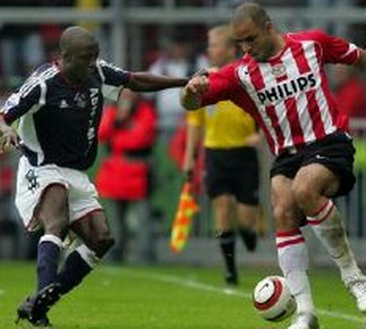 PSV's Alex i gang med at afdrible Ajax' Hatem Trabelsi. - Foto: AP. 