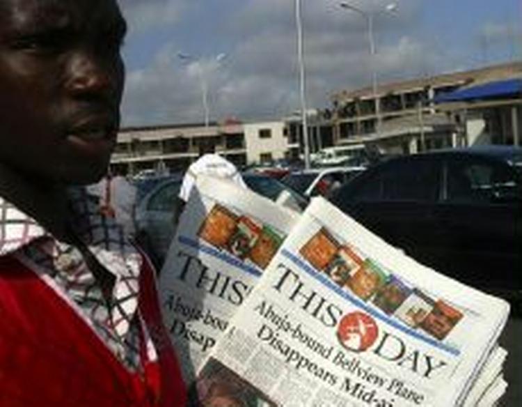 Nyheden om flystyrtet modtages med sorg i lufthavnen i Abuja, der var flyets bestemmelsessted. - Foto: AP 
