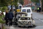 Udbrændte biler prægede gadebilledet dagen derpå. - Foto: AP 