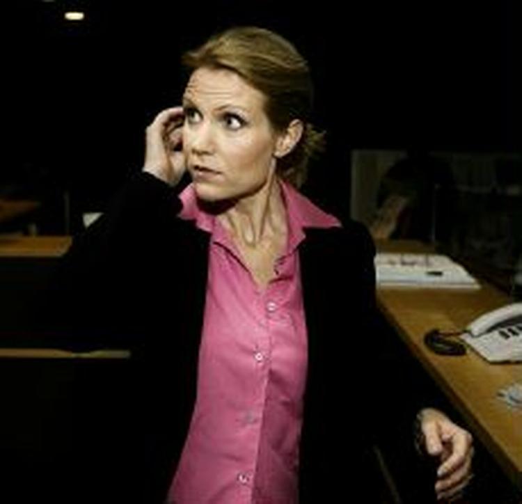 Helle Thorning-Schmidt tager en pause i TV-byen mellem de mange interview. Tilbage fra sin ferie blev hun straks hovedperson i alle nyhedsudsendelser.   Foto: Martin Bubandt Jensen 