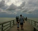 Indbyggerne i byen Naples i Florida venter på orkanen. - Foto: AP 