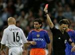 Dommer Ibanez stanger et rødt kort ud til Thomas Gravesen. - Foto: AP 