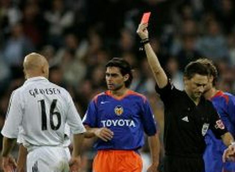 Dommer Ibanez stanger et rødt kort ud til Thomas Gravesen. - Foto: AP 