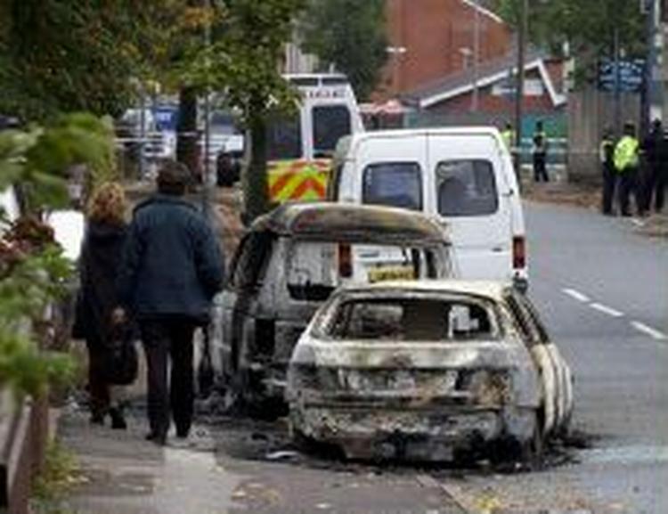 To udbrændte biler i gadebilledet efter urolighederne natten til søndag. - Foto: AP 